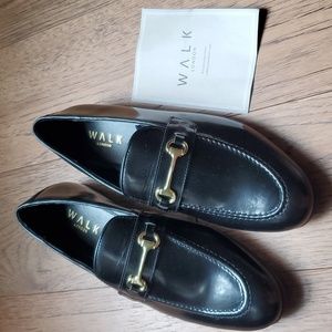 WALK LONDON Como trim loafer. Black/gold size 10